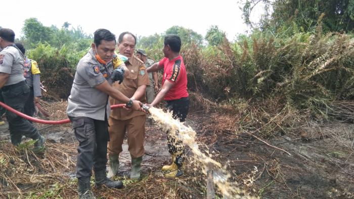  Peduli Warga, Pemkab Asahan Bersama Tim Turun Tangani Kebakaran Lahan