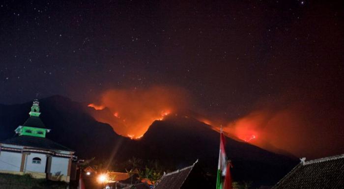 Kobaran Api  Bakar Pipa Saluran Air Warga