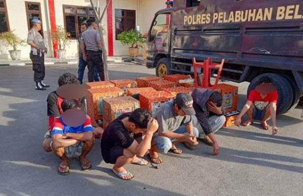 Sedang Asyik Main Mesin Judi Jackpot Masuk Polisi