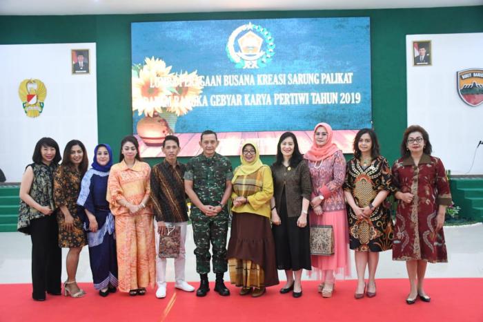 Gali Kreativitas, Dharma Pertiwi Daerah "A" Gelar Lomba Fashion Show Kreasi Sarung 