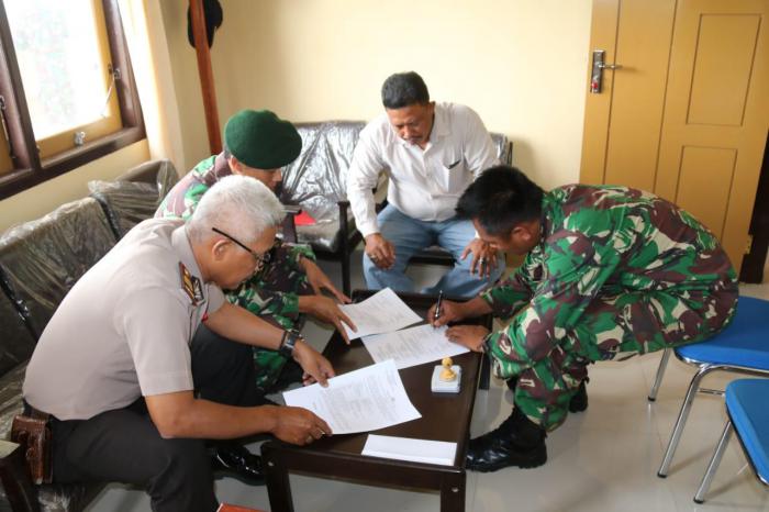Satgas Pamtas RI-PNG Yonif 411 Kostrad Serahkan Barbuk Ribuan Miras kepada Polisi