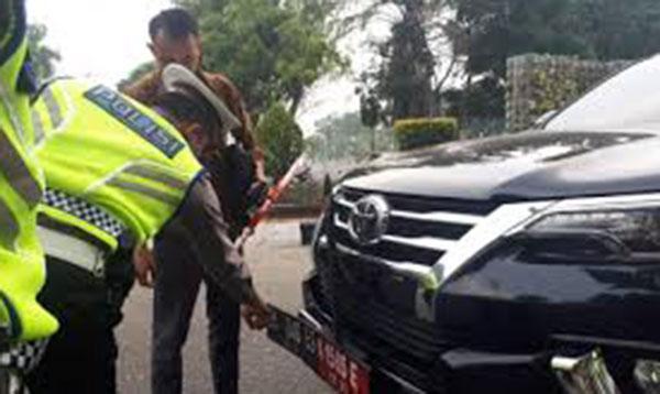 Apa Alasan Anggota Dewan Menggantikan Plat Merah Menjadi Plat Hitam...?
