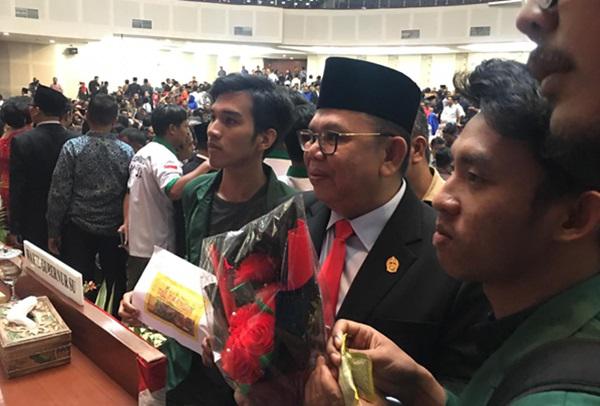 Mahasiswa Beri Bunga dan Obat Masuk Angin Kepada Pimpinan Sementara DPRD Sumut