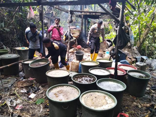 Di Tengah Hutan, Polisi Grebek Pembuatan Miras Ilegal