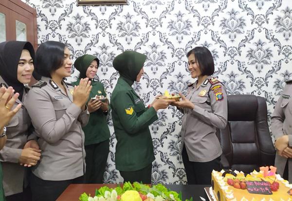 Personil Kowad Kodam I/BB Beri Surprise Polwan Polsek Helvetia