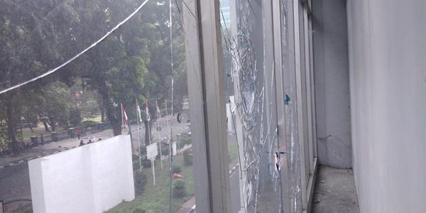 Sisa Aksi Demo Ricuh, Kaca Gedung DPRD Sumut Bepecahan