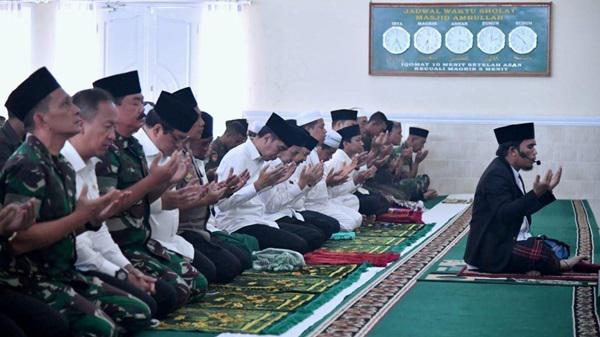 Panglima TNI Bersama Presiden RI Sholat Istighosah Atasi Karhutla Riau