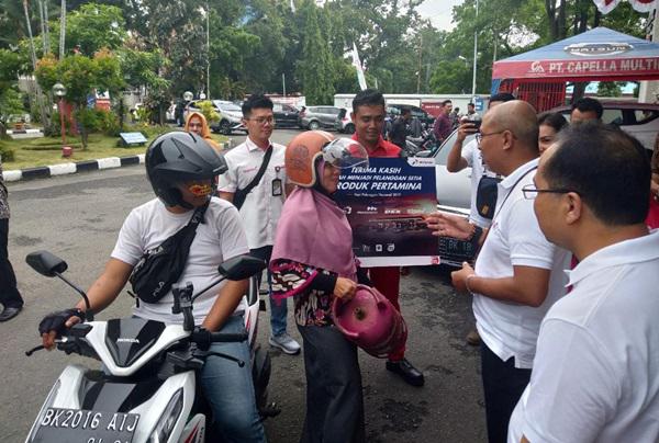 Pertamina Bagikan Puluhan Souvenir di Hari Pelanggan Nasional