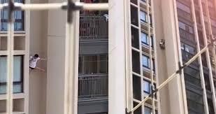 "Spider-Man" Misterius Terekam Panjat Gedung di China