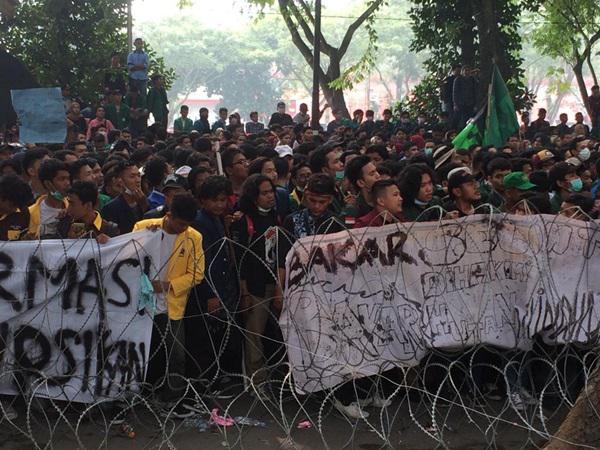 Jurnalis Terkena Lemparan Batu Demo DPRD Sumut 