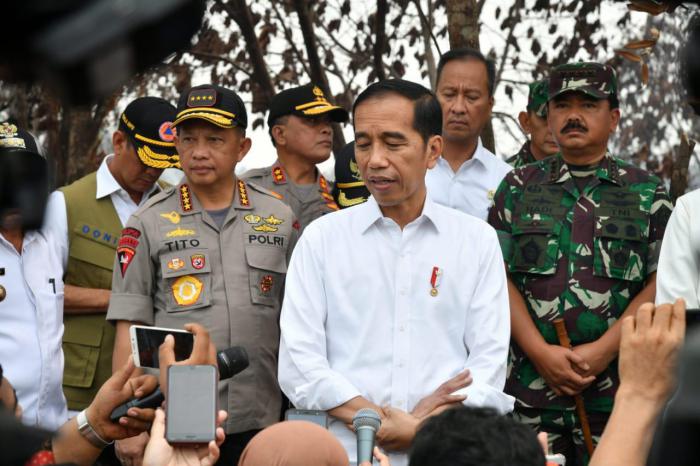 Kapolri Dampingi Presiden RI Meninjau Lokasi Karhutla di Riau