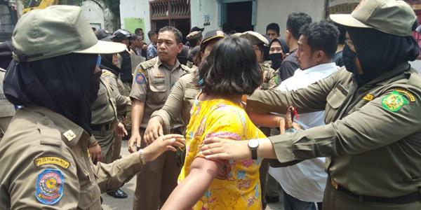 Penertiban Bangunan di Jalan Hindu Ricuh, Satpol PP dan Wartawan Disiram Air Urine
