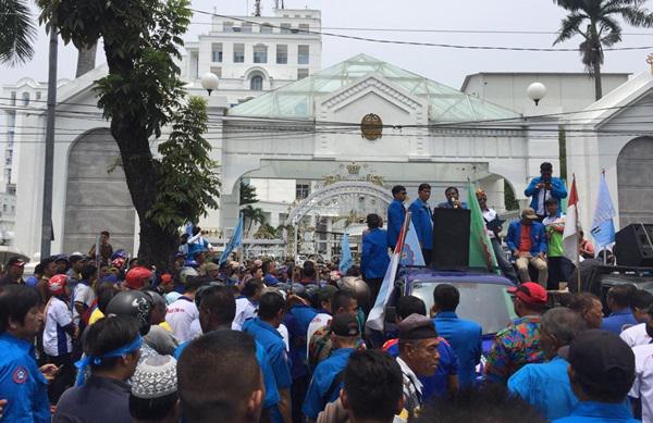 Tolak Rencana Kenaikan BPJS, Buruh Demo Kantor Gubsu