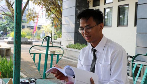 Mahasiswa Tunarungu Ini Berhasil Selesaikan Kuliahnya di UGM