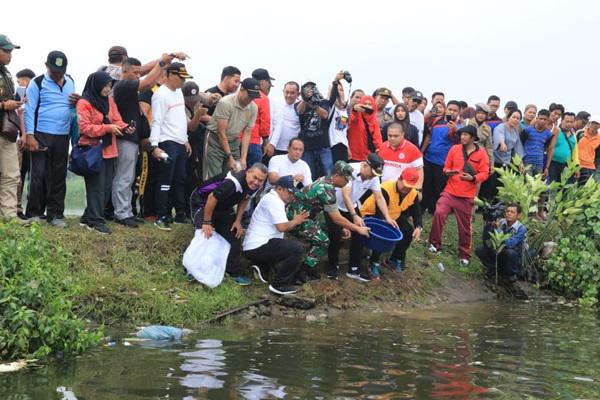 Pemko Medan, TNI, Polri dan Elemen Masyarakat Bersihkan Kawasan Danau Siombak