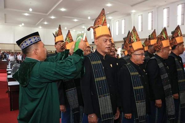 Dilantik, 50 Orang Anggota DPRD Simalungun Kenakan Pakaian Adat