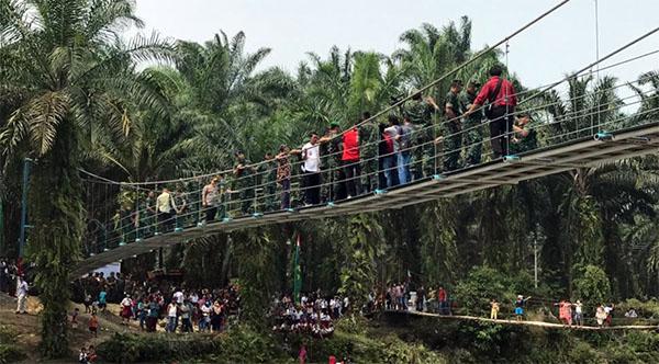 Pangdam l/BB Resmikan Jembatan Gantung di Hatonduhan
