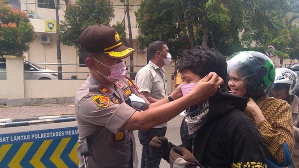 Polsek Medan Timur Bagikan 2 Ribu Masker