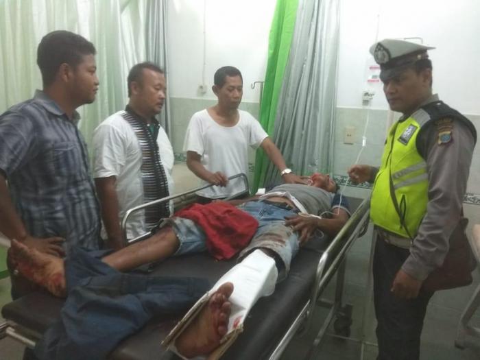 Gagal Selip Kendaraan Di Depannya, Bus Intra Seruduk Truck Mitsubishi 