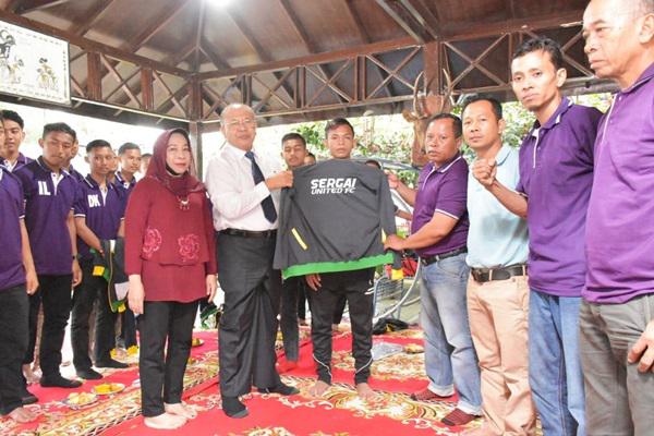 Soekirman Beri  Uang Hasil Panen Padi Keluarga Untuk PS Sergai Ikuti Kejuaraan Piala Suratin U-17