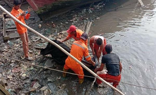 Warga Aliran Sungai Deli Temukan Mayat Pria Tanpa Identitas Tersangkut di Perahu Nelayan