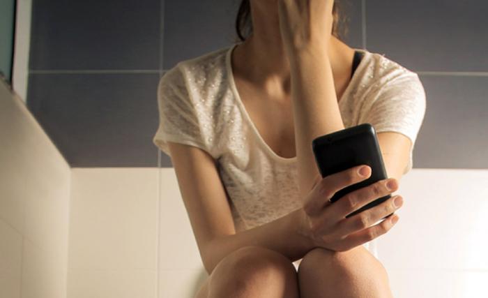 Bawa Ponsel ke Toilet Bisa Sebabkan Ambeien