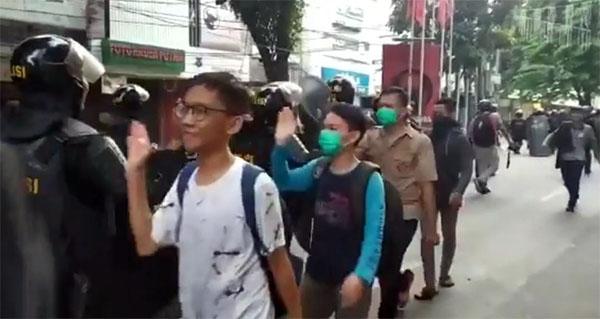 Polisi dan Pelajar "Tos" Sepakat Bubarkan Diri Pasca Aksi Demo