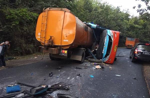 Kontra Bus Dengan Mobil Tangki, di Kabarkan Delapan Tewas dan Puluhan Luka Luka