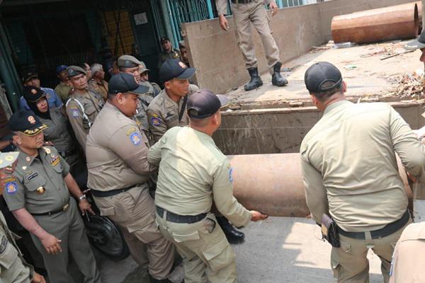 Satpol PP Bebaskan Trotoar di Medan Yang Diokuvasi PK5 dan Pengusaha Bengkel Las