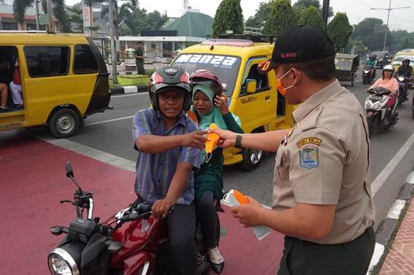 BPBD Binjai Bagikan Masker Kepada Pengguna Jalan 