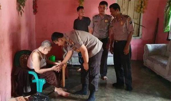 Polsek Sosa Jum'at Barokah Bantu Warta Kurang Mampu
