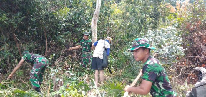 Satgas Pamtas RI-PNG Yonif 411 Kostrad Bersama Masyarakat Yakyu Buka Jalan Baru Menuju Perbatasan