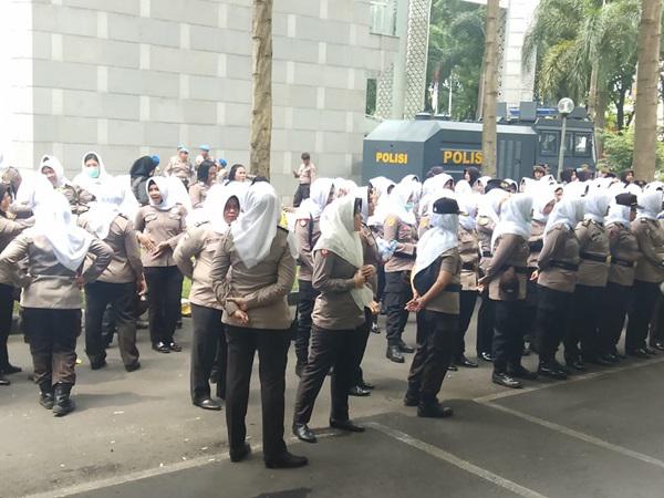 Polwan Kenakan Jilbab Putih Kawal Demo Mahasiswa di DPRD Sumut, Ini Tujuannya