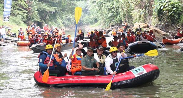 Wakil Wali Kota Medan dan Gubsu Arungi Sungai Deli Sekaligus  Sapa Warga