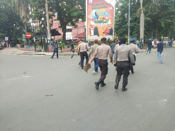 Aksi Pelajar di DPRD Sumut Ricuh
