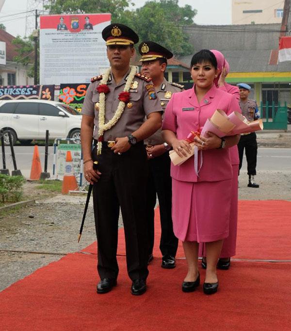 Tradisi Pedang Pora Sambut Kedatangan Kapolres Tanjung Balai  AKBP Putu Yudha Prawira