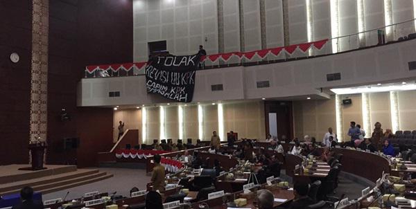 Tolak Revisi UU KPK, Aktivis di Medan Bentang Spanduk Saat Paripurna di DPRD Sumut