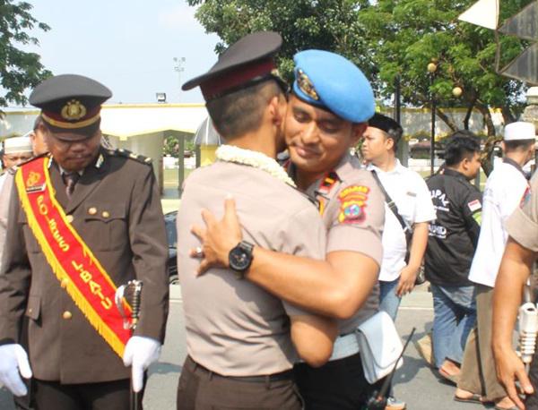 Isak Tangis dan Haru Melepas Keberangkatan AKBP Frido Situmorang