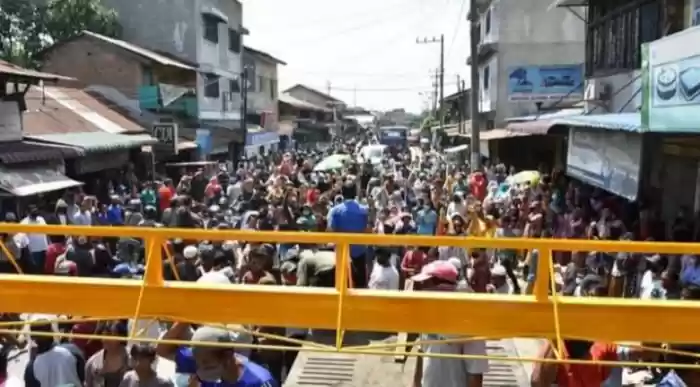 Jalan Rusak Tak Kunjung Diperbaiki, Warga Medan Labuhan Blokir Jalan