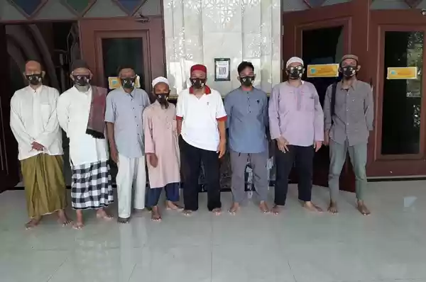 Cegah Covid-19, Relawan Kamtibmas Baharkam Polri Bagikan Masker di Masjid dan Kampus