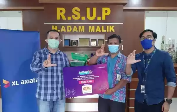 XL Salurkan 2.000 APD ke RSUP H Adam Malik Medan