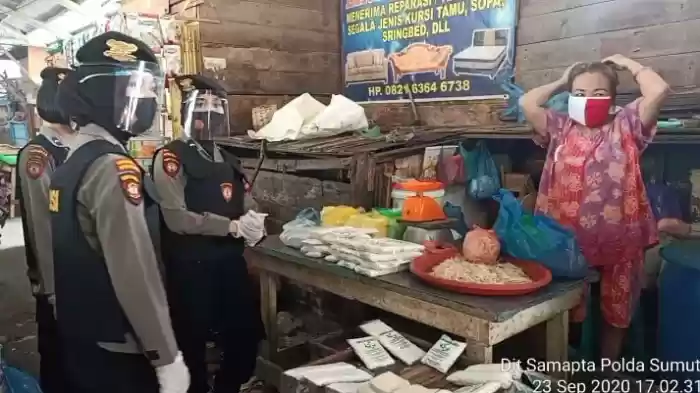 Personil Dit Samapta Polda Sumut Laksanakan Pendisiplinan Protokol Kesehatan Pengunjung dan Pedagang di Pasar