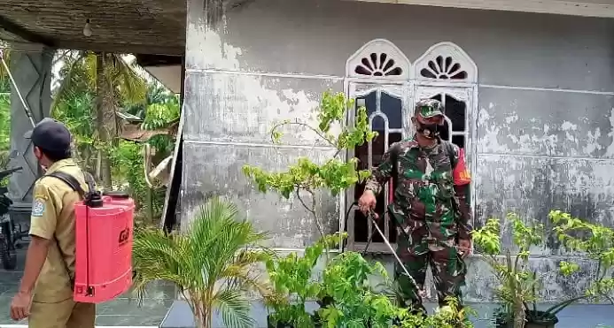 Babinsa Koramil 0201-12/hp Semprotkan Dispektan ke Rumah Warga