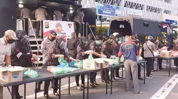 KBPP Polri Bersama Brimob Poldasu Bagi Ribuan Masker dan Dirikan Dapur Umum
