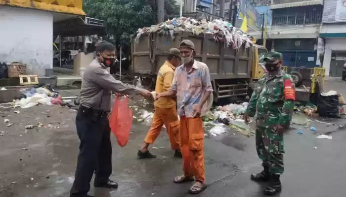 Polsek Medan Baru Berbagi Berkah Bersama Jukir dan Abang Becak
