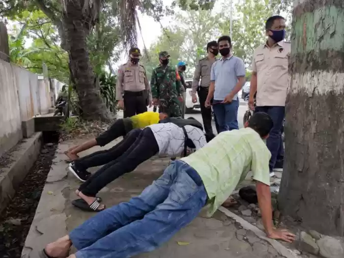 Babinsa Koramil 0201-11/MD Gelar Razia Masker Bersama Anggota Polsek Medan Labuhan 