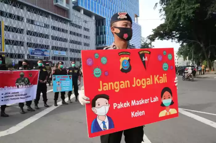 Brimob Polda Sumut Dan KBPP Polri Bagikan Ribuan Masker Kepada Masyarakat*