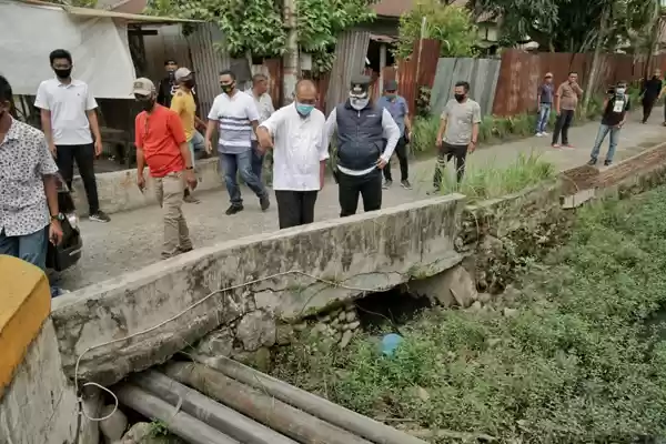 Akhyar Tinjau Pendangkalan Drainase   Di Medan Marelan