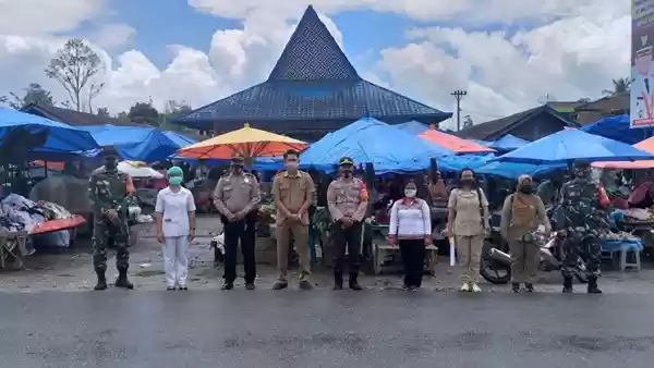 Gandeng TNI dan Forkopimda, Polsek Raya Bagi Masker di Hari Pekan