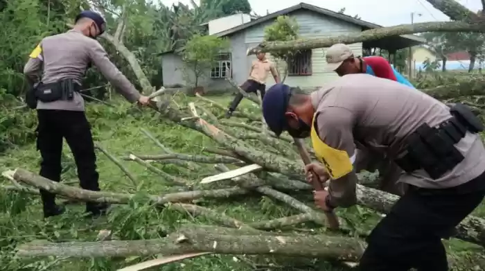 Brimob Bantu Bersih-bersih Rumah Korban Puting Beliung di Hamparanperak